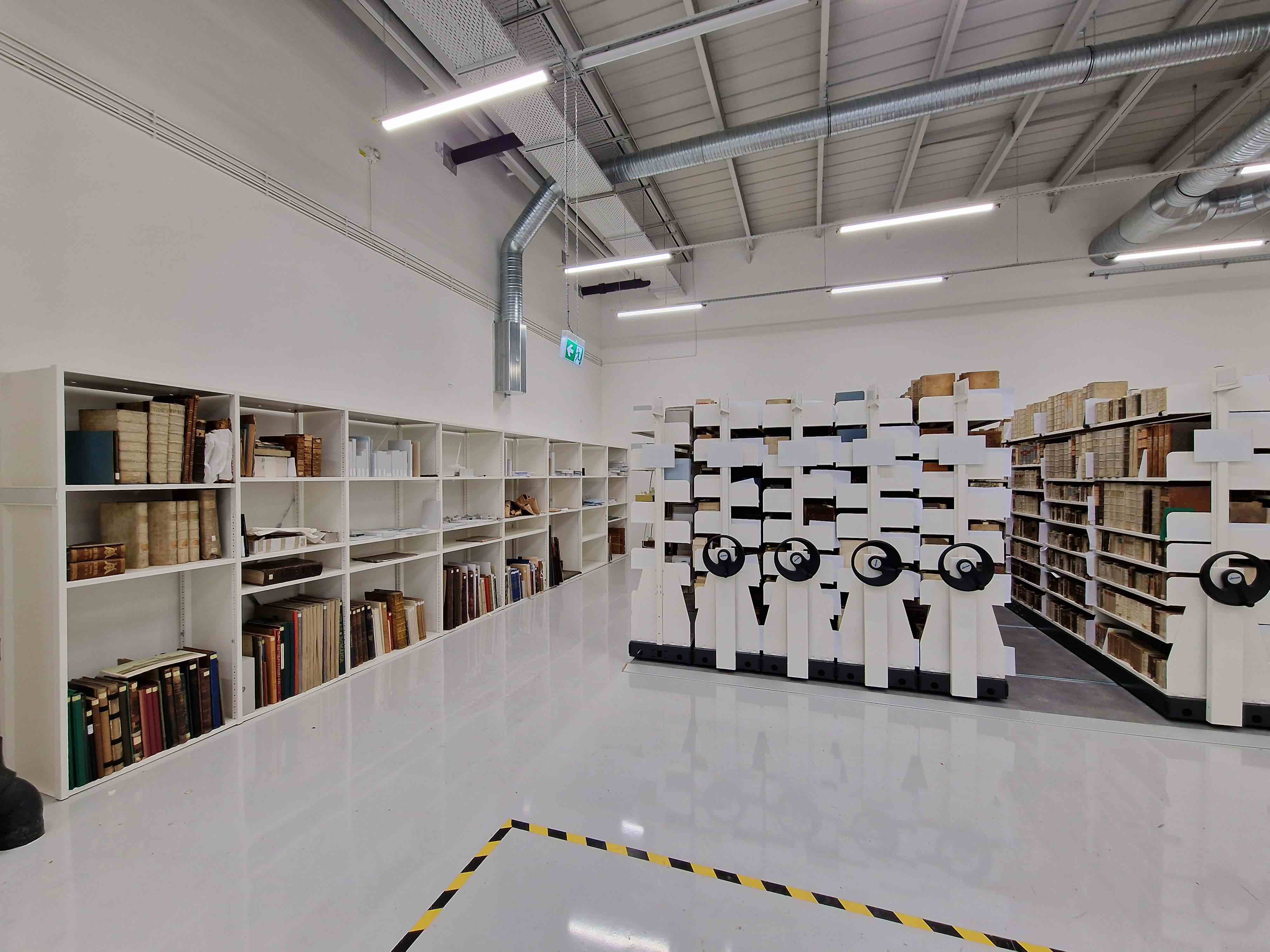 Fahrbares Bibliotheksregal